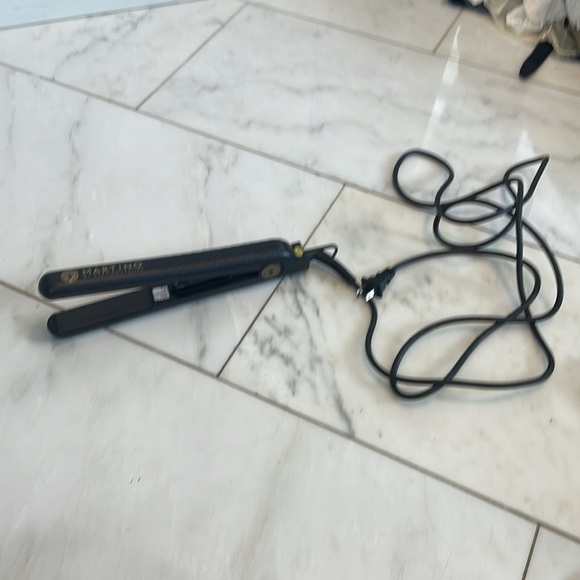 Martino by Martino Cartier 1.25” flat iron model number MCT3013 - Picture 3 of 6